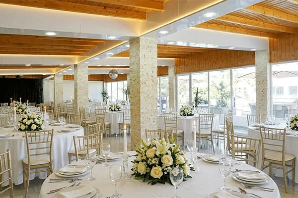 Table arrangement for celebrations and parties in the event hall