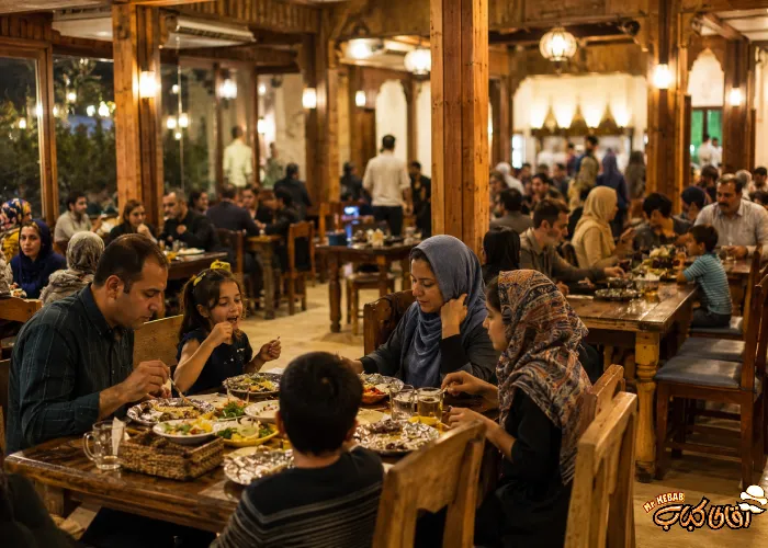 فضای داخلی رستوران گیلانی شلوغ با خانواده‌ها در حال صرف غذا و نورپردازی گرم.